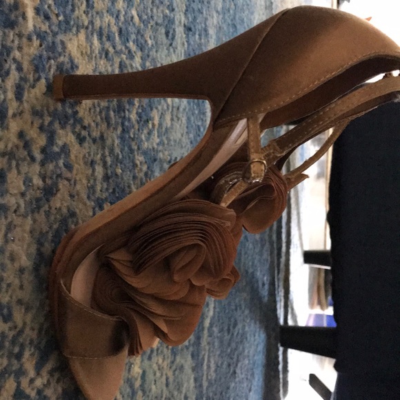 Heels with silk flowers - Picture 2 of 4